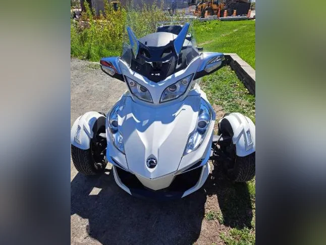 CAN-AM SPYDER RTL 2016 KM 50,000 3 PNEUS NEUF GPS 16,000$. thumbnail 2