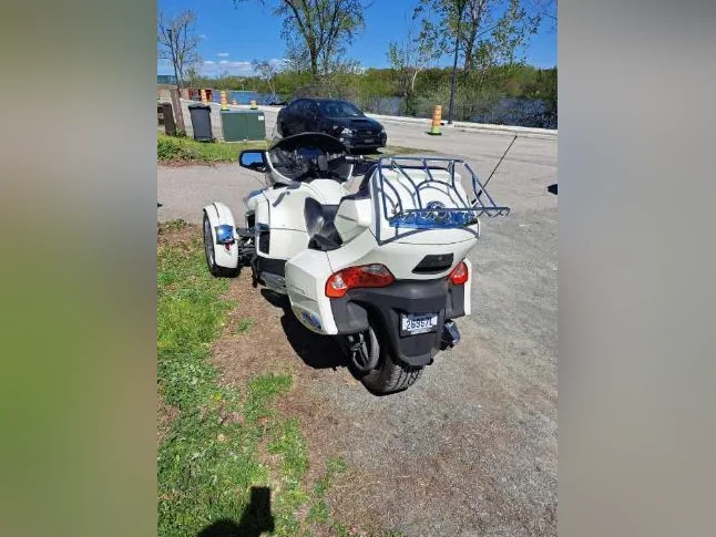 CAN-AM SPYDER RTL 2016 KM 50,000 3 PNEUS NEUF GPS 16,000$. thumbnail 4