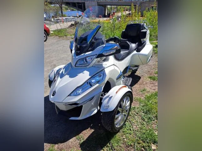 CAN-AM SPYDER RTL 2016 KM 50,000 3 PNEUS NEUF GPS 16,000$.