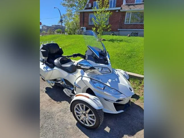 CAN-AM SPYDER RTL 2016 KM 50,000 3 PNEUS NEUF GPS 16,000$. thumbnail 3