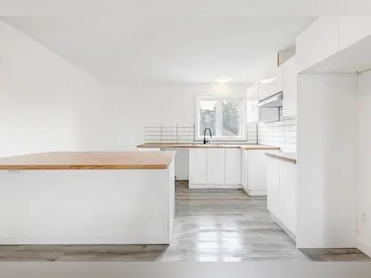 Appartements de 3 chambres entièrement rénovés avec entrée indépendante thumbnail 2