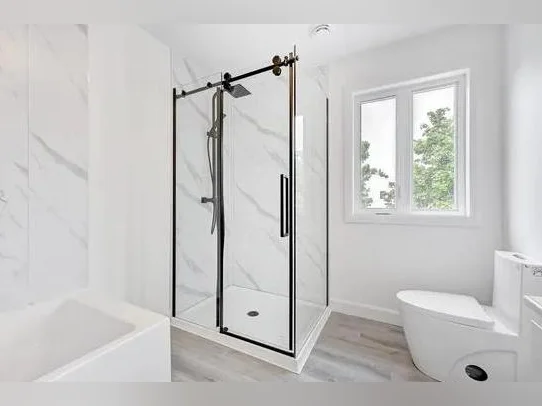 Appartements de 3 chambres entièrement rénovés avec entrée indépendante thumbnail 6