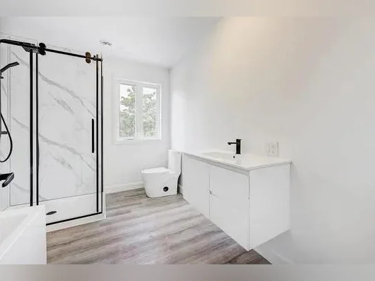 Appartements de 3 chambres entièrement rénovés avec entrée indépendante thumbnail 4