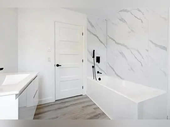 Appartements de 3 chambres entièrement rénovés avec entrée indépendante thumbnail 5