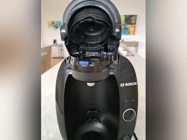 CAFETIÈRE TASSIMO EN TRÈS BONNE CONDITION ET TRÈS PROPRE. . thumbnail 3