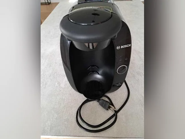 CAFETIÈRE TASSIMO EN TRÈS BONNE CONDITION ET TRÈS PROPRE. .