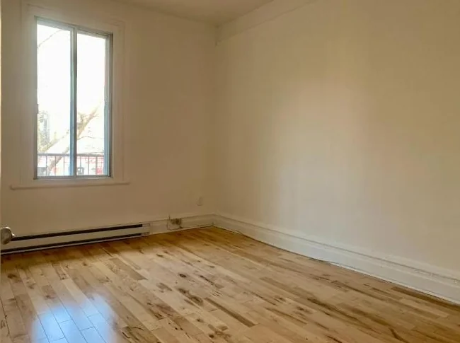 1 CC fermée + Den · 858 pi² · 7min métro Frontenac — 1300$ (1BR) thumbnail 9