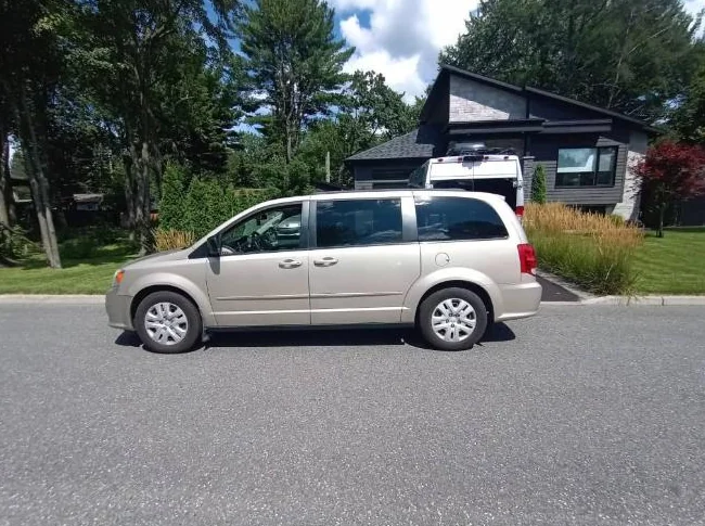 Dodge Caravan SXT STOW N GO 7 passager full équipé tres tres propre rien a réparé le prix est ferme thumbnail 2