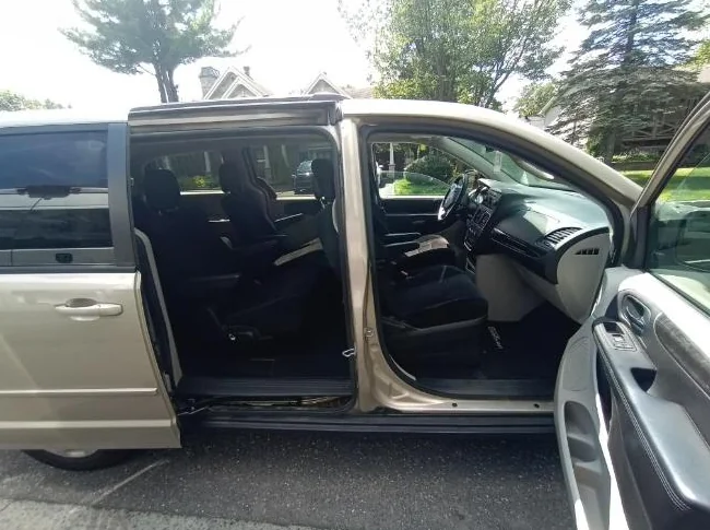 Dodge Caravan SXT STOW N GO 7 passager full équipé tres tres propre rien a réparé le prix est ferme thumbnail 9
