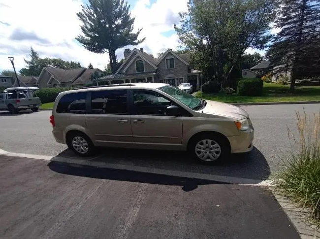 Dodge Caravan SXT STOW N GO 7 passager full équipé tres tres propre rien a réparé le prix est ferme thumbnail 3