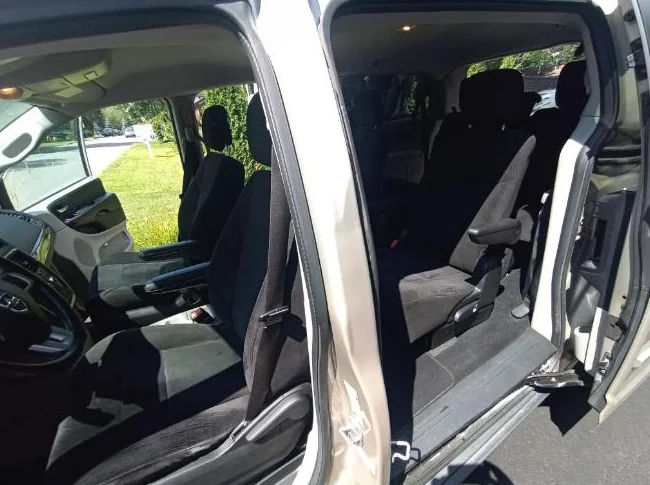 Dodge Caravan SXT STOW N GO 7 passager full équipé tres tres propre rien a réparé le prix est ferme thumbnail 7