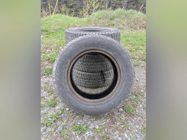 Pneu hiver Toyo comme neuf - 225/65/R16