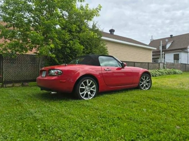 Mazda mx5 miata thumbnail 2