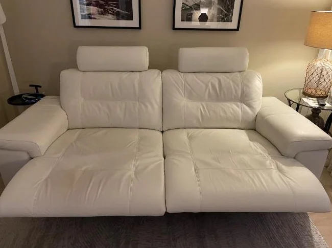Causeuse en cuir blanche en excellente condition