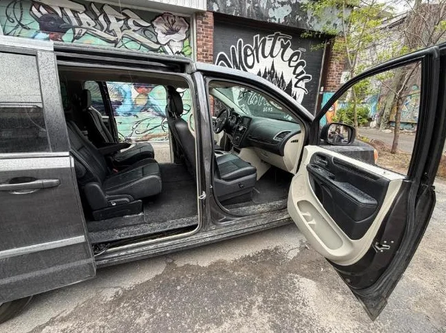 2016 Chrysler Town & Country Grise thumbnail 3