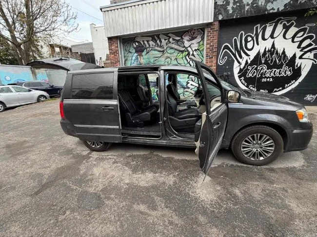 2016 Chrysler Town & Country Grise thumbnail 2