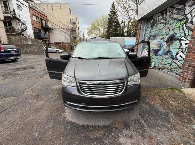 2016 Chrysler Town & Country Grise thumbnail 7