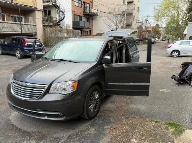 2016 Chrysler Town & Country Grise thumbnail 8