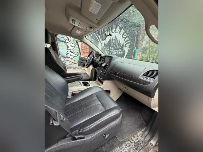 2016 Chrysler Town & Country Grise thumbnail 6