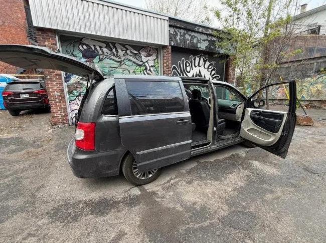 2016 Chrysler Town & Country Grise