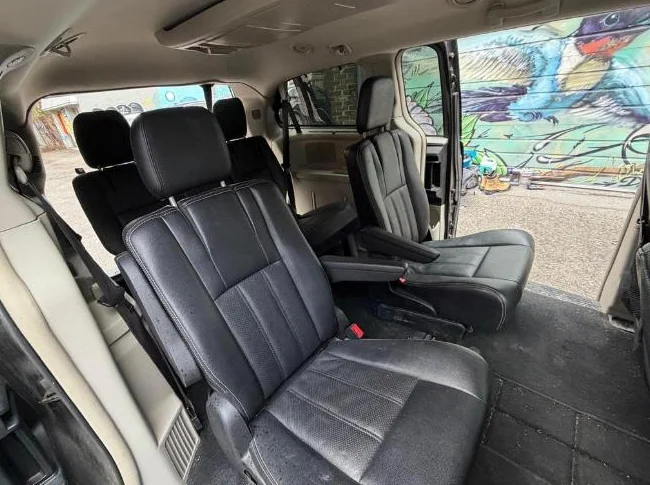 2016 Chrysler Town & Country Grise thumbnail 5