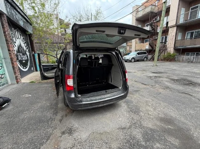 2016 Chrysler Town & Country Grise thumbnail 10