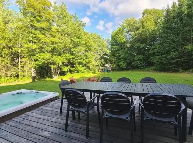 Chalet Saint-Donat Lanaudière ( spa ) piscine. thumbnail 9
