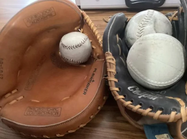 gants de baseball et 1 de softball avec 3 balles