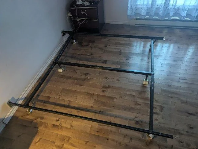 Base de lit en métal, sur roulettes, pour lit queen
