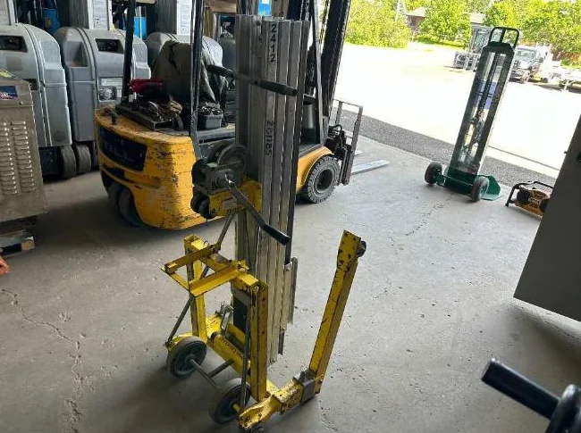 Élévateur à fourche SUMNER 2412 Lift manuel Monte charge Contractor lift thumbnail 4