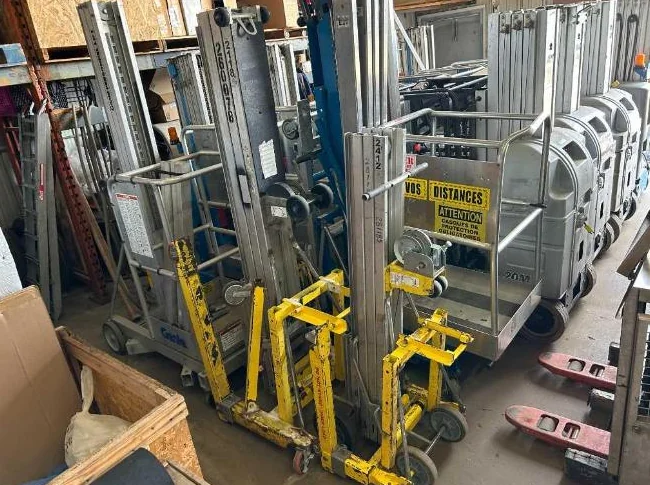 Élévateur à fourche SUMNER 2412 Lift manuel Monte charge Contractor lift thumbnail 10