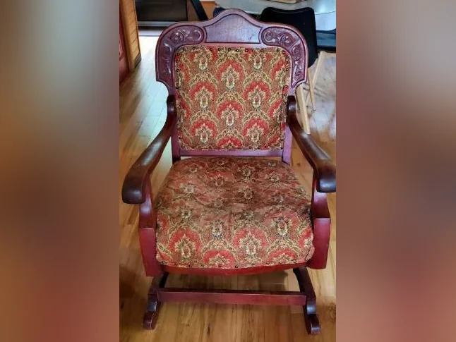Chaise berçante antique à donner