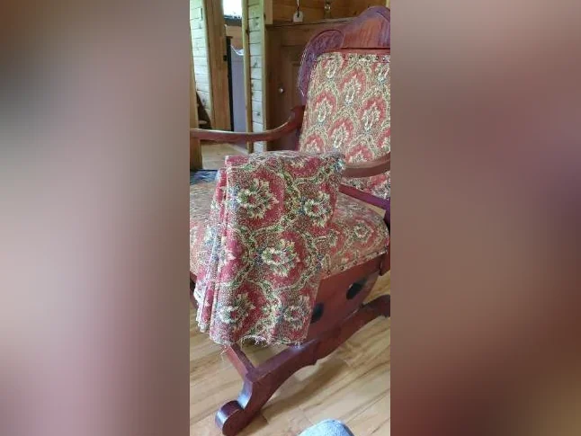 Chaise berçante antique à donner thumbnail 2