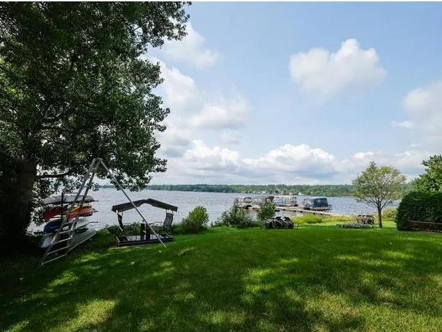 BORD DE L'EAU 4.5 Tout Meublé- Petit Lac Magog. Près Mont-Orford