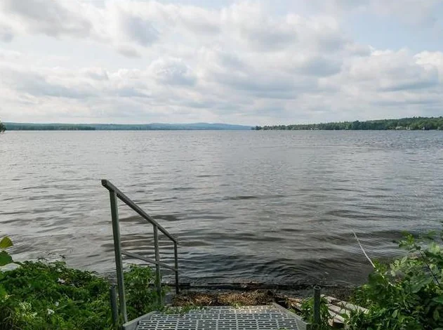 BORD DE L'EAU 4.5 Tout Meublé- Petit Lac Magog. Près Mont-Orford thumbnail 4