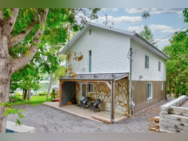 Maison 4 saisons, 5 chambres, a loué a l'année sur le bord du lac Noir a Matha CITQ299393