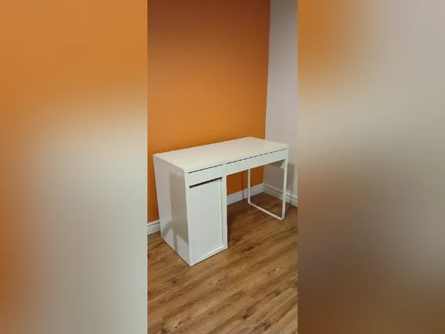Bureau d'ordinateur Ikea et chaise thumbnail 3