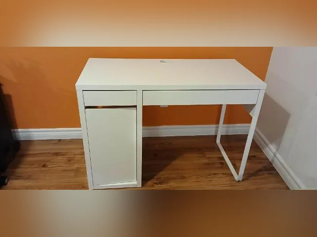 Bureau d'ordinateur Ikea et chaise thumbnail 2