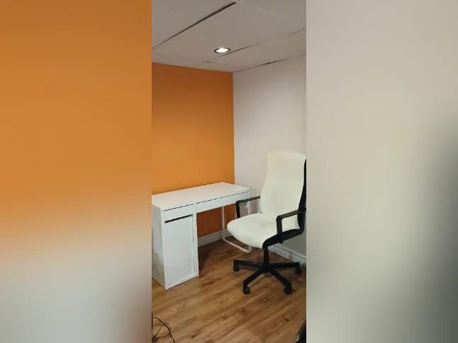 Bureau d'ordinateur Ikea et chaise