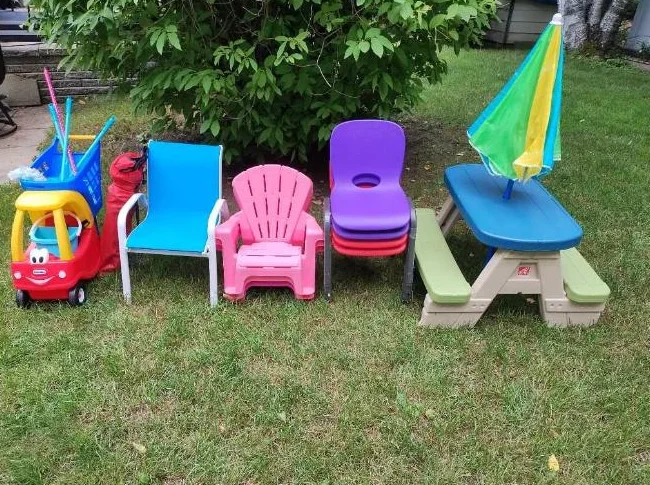 9 chaises pour enfants avec petite table et parasol