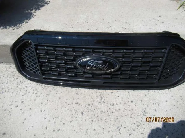 Calandre originale pour Ford Ranger 2019 a 2024 NOIR LUSTRÉ - TOUT les ancrages sont intacte thumbnail 2