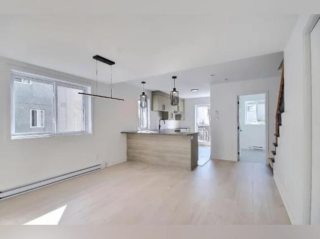 5 1/2 STYLE CONDO SUR 2 NIVEAUX RÉNOVÉ À ST-JÉRÔME thumbnail 2