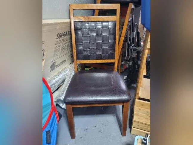 Chaises en bois avec coussin (3)
