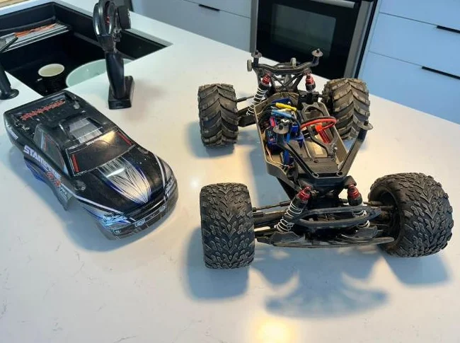 Traxxas Stampede VXL 2 camions avec chargeur et accessoires thumbnail 8