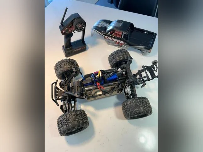 Traxxas Stampede VXL 2 camions avec chargeur et accessoires thumbnail 3