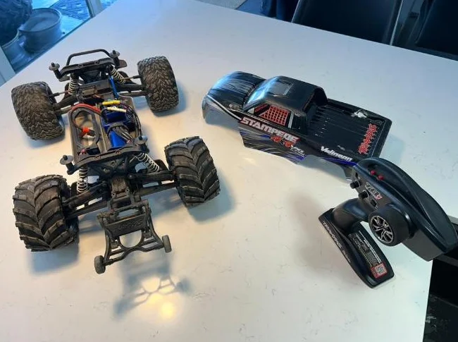 Traxxas Stampede VXL 2 camions avec chargeur et accessoires thumbnail 5