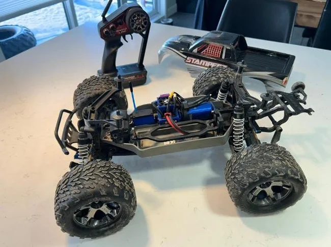 Traxxas Stampede VXL 2 camions avec chargeur et accessoires thumbnail 4