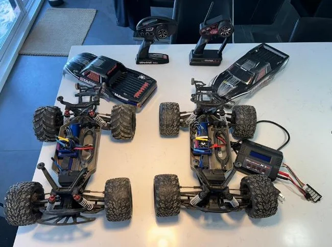Traxxas Stampede VXL 2 camions avec chargeur et accessoires