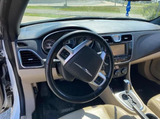 Chrysler decapotable toit rigide 2012. $10500. thumbnail 9