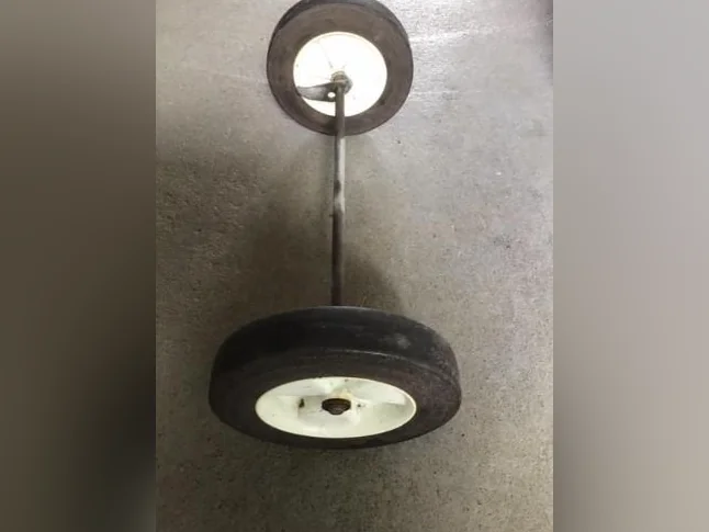 Roues arr. de 8 pouces de diamètre avec l'essieu provenant d'une tondeuse Lawm-Boy. thumbnail 3